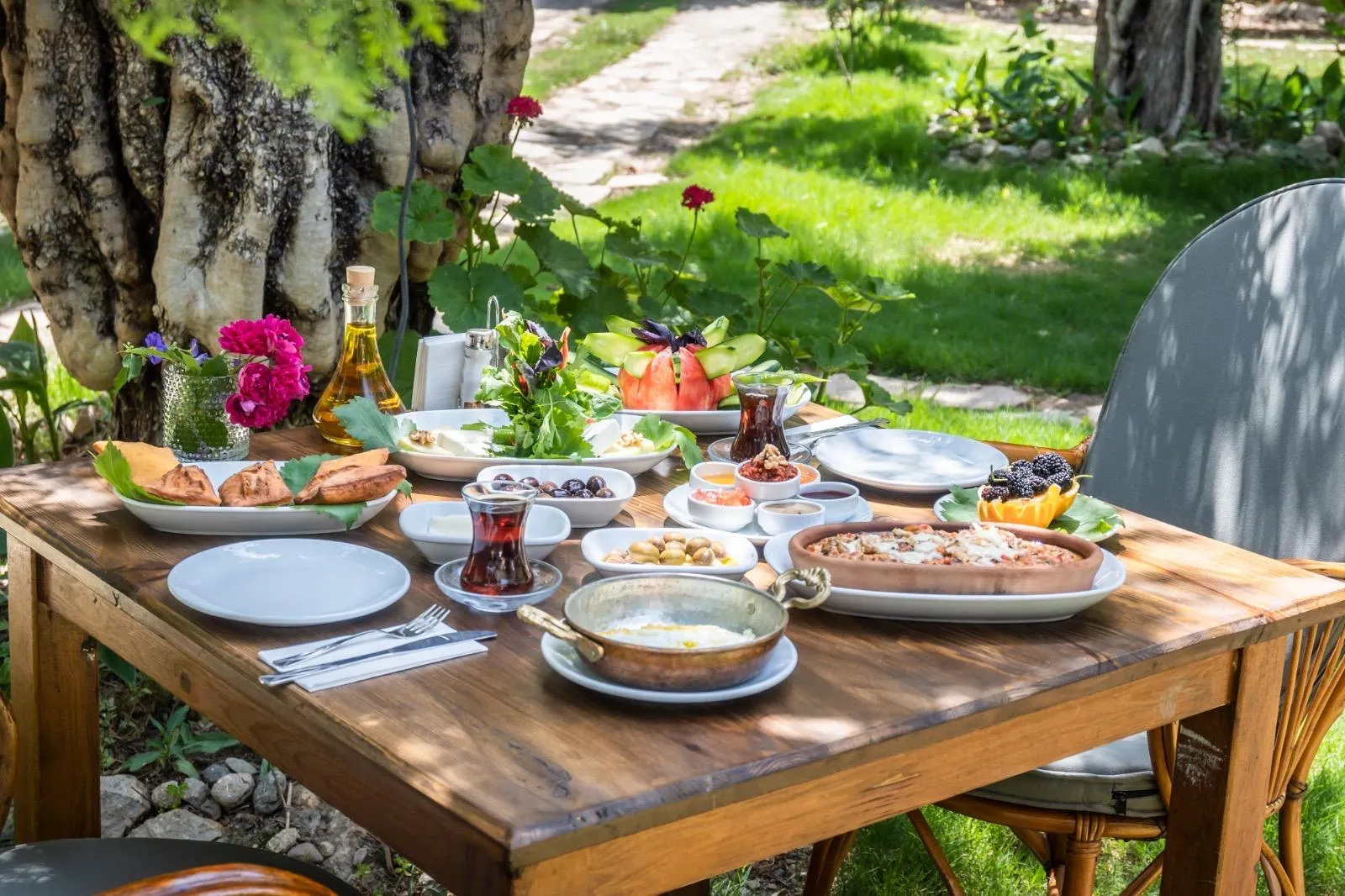 Bahçede serpme köy kahvaltısı