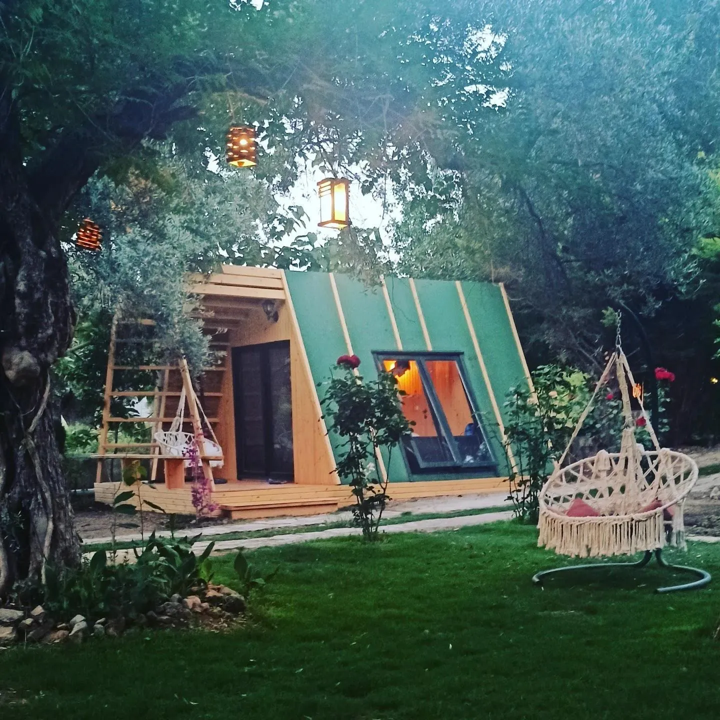 Fenerlerle aydınlatılmış akşam bungalov manzarası